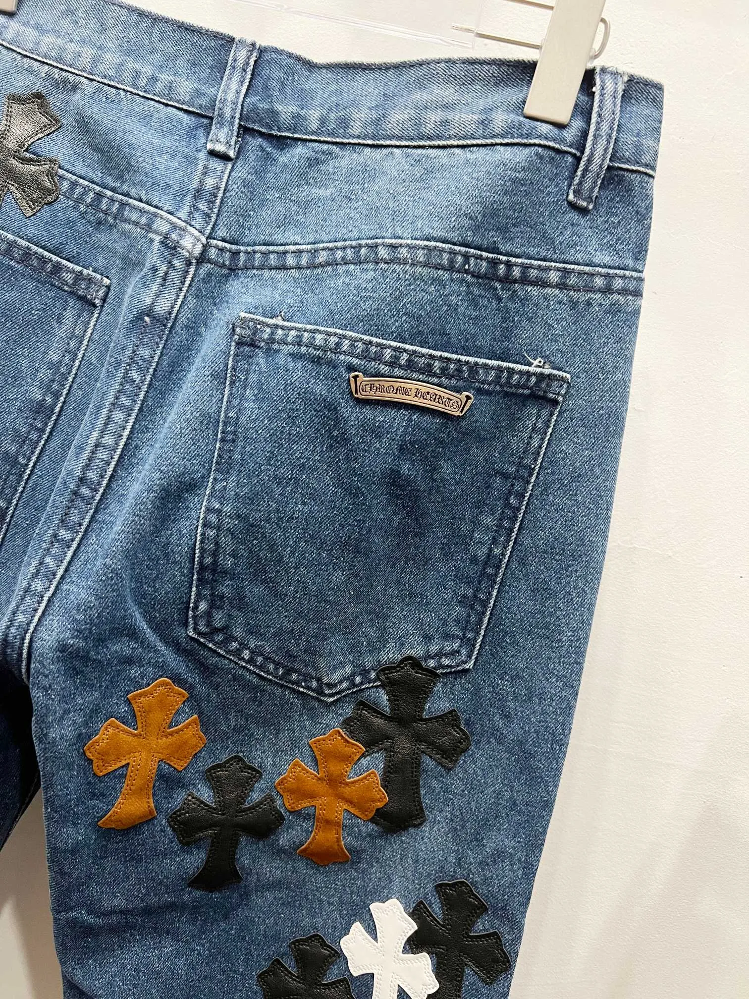 P260 Style number: (c011) Chrome Hearts CH Chrome Hearts 24SS vip custom-made double-knee leather flame high street cross jeans. Original purchased and patterned to truly restore the ultimate vintage texture. Italian special cowhide print and then cut. Customized sheepskin three-layer thick line leather. The whole body is spliced in heavy water washing process. Craftsmen hand-splash ink. You can see the details. Three-dimensional cutting version. Loose and comfortable, not flattering on the figure. Makes taller and slimmer. Seiko. Original factory quality control. Same style for men and women. Can be matched with couples. Versatile recommendation. Must-have jeans for all seasons. Color: blue. Size: 28, 30, 32, 34, 36 (S-xxl)